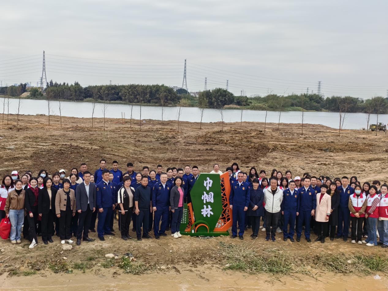 惠来县隆江镇乡村振兴人才驿站联合市妇联、市消防救援支队到隆江镇开展植树活动